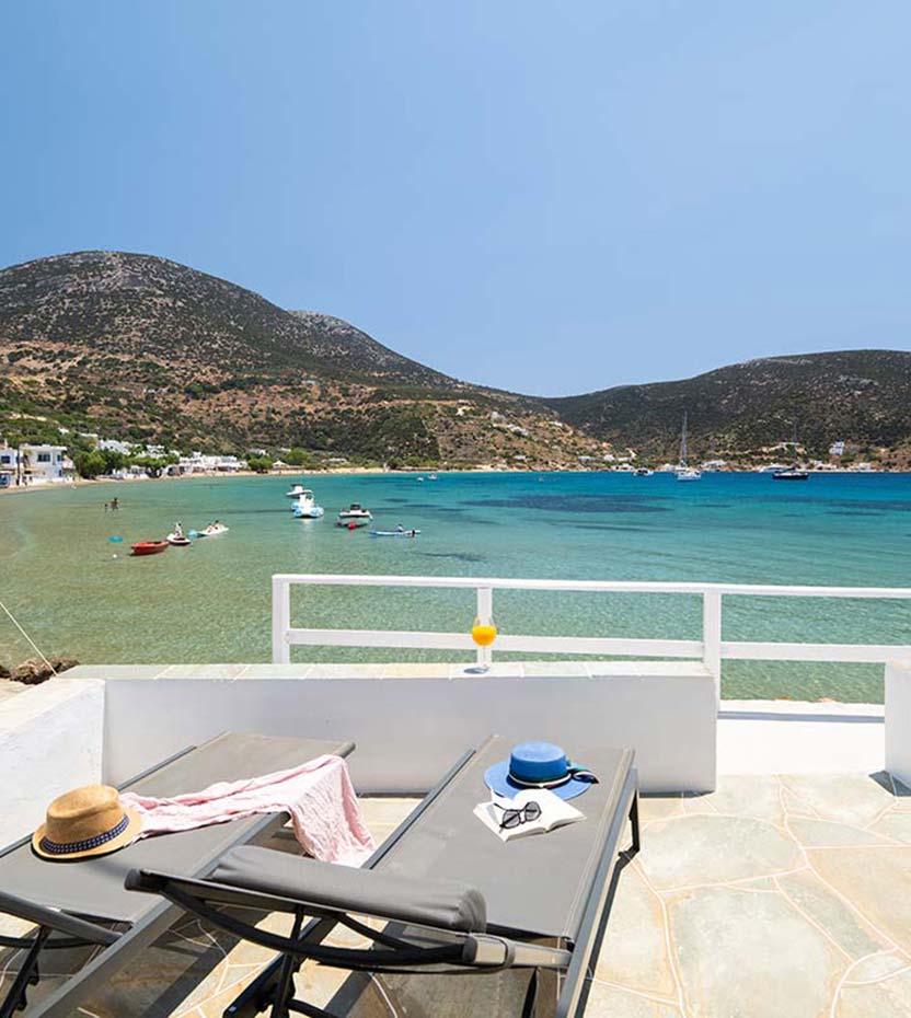 Ξαπλώστρες δίπλα στη θάλασσα στα διαμερίσματα Ταξιάρχης στη Σίφνο