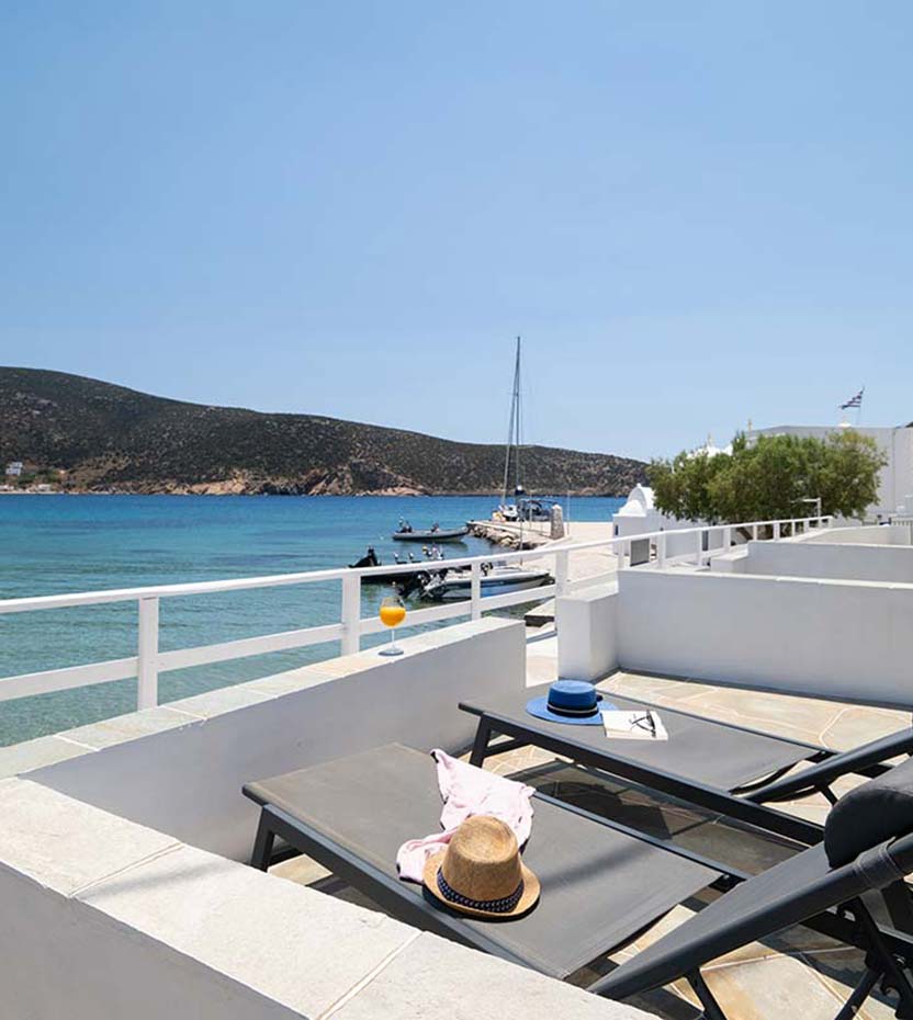 Ξαπλώστρες δίπλα στη θάλασσα στα διαμερίσματα Ταξιάρχης στη Σίφνο